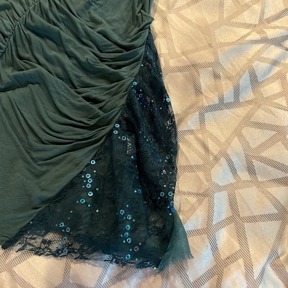 Green top with accents - Picture 2 of 3